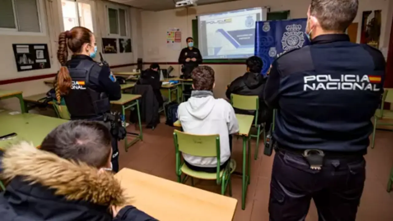 Uno de los talleres sociales que imparte la Polic&iacute;a Nacional. / CNP