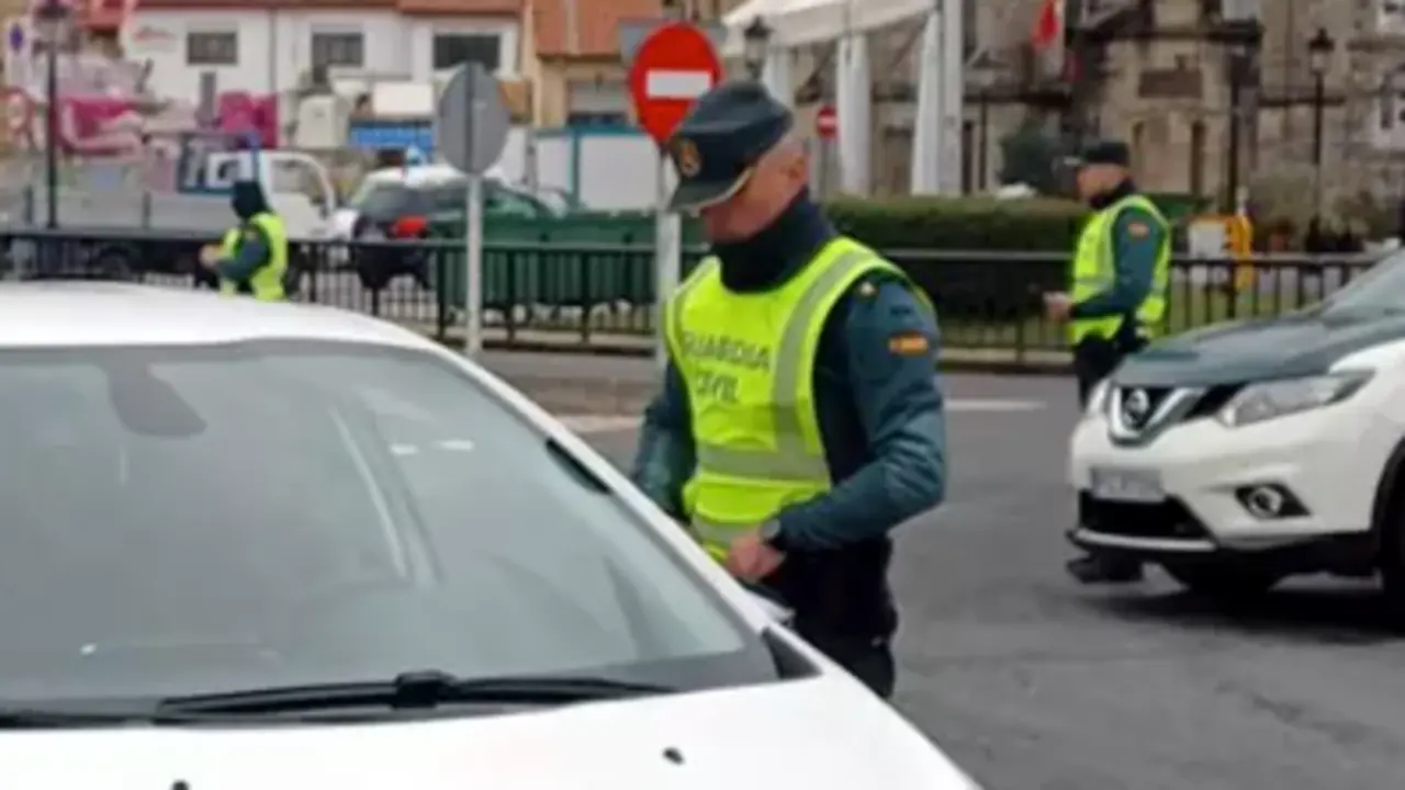 Uno de los agentes de la Guardia Civil, realiza un control a un conductor. / GC