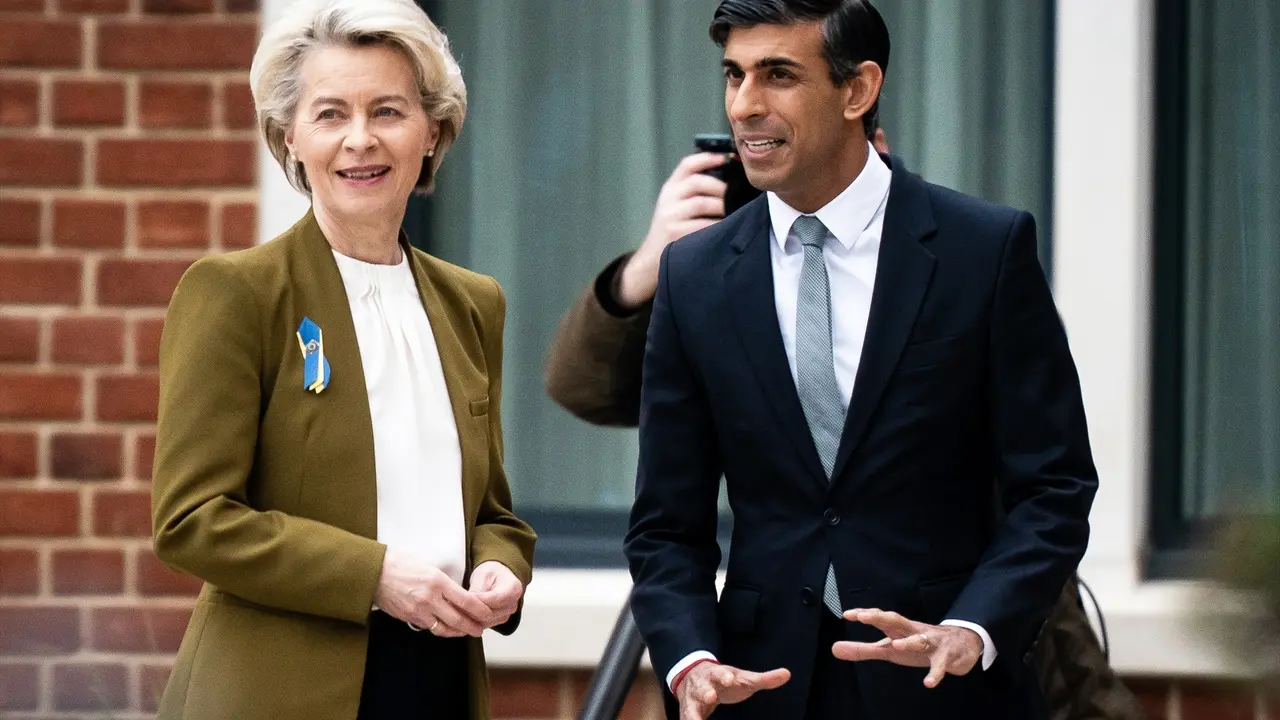 La presidenta de la Comisi&oacute;n Europea y el primer ministro del brit&aacute;nico. E.P. / Aaron Chown
