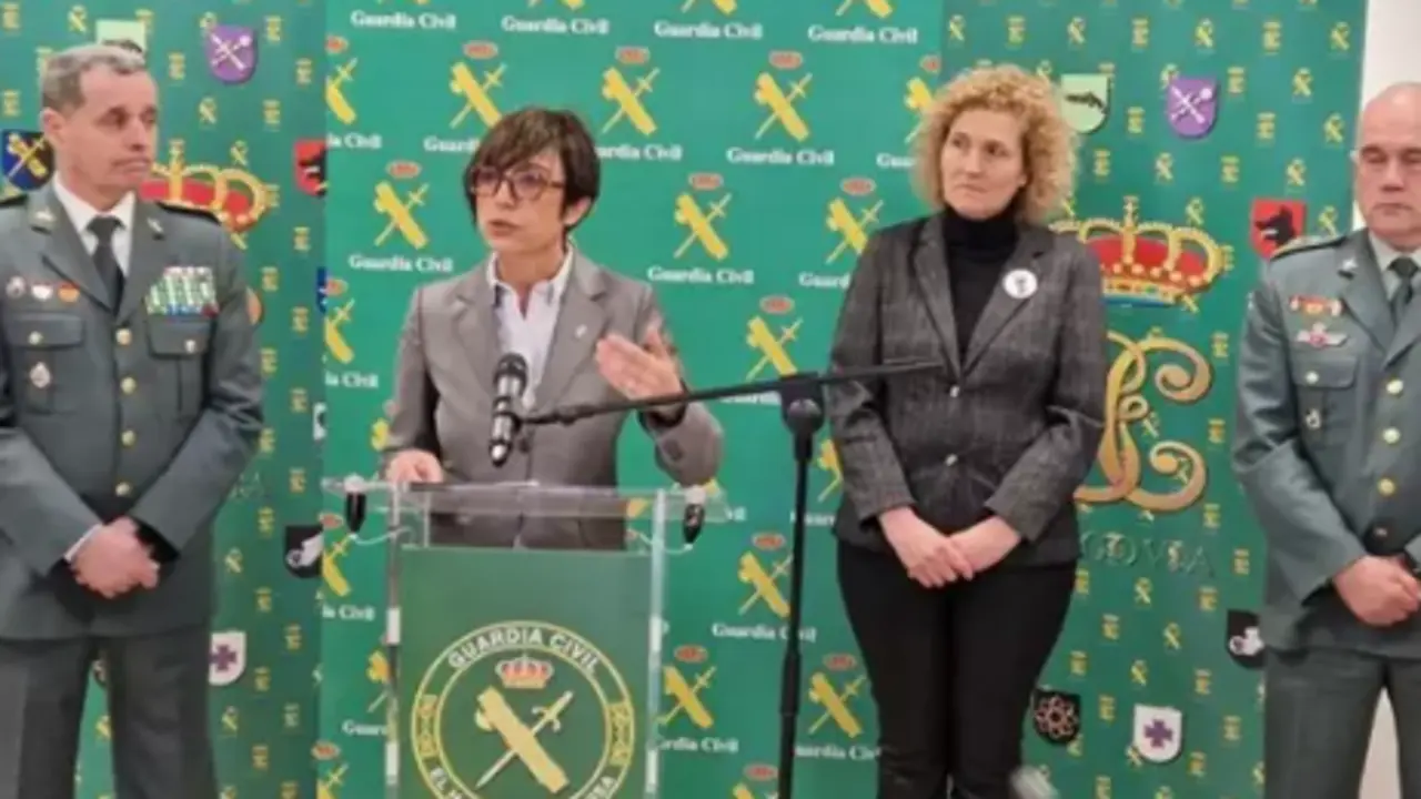 La directora general de la Guardia Civil, Mar&iacute;a G&aacute;mez, expone, en la Comandancia de Segovia, la operaci&oacute;n. / GC