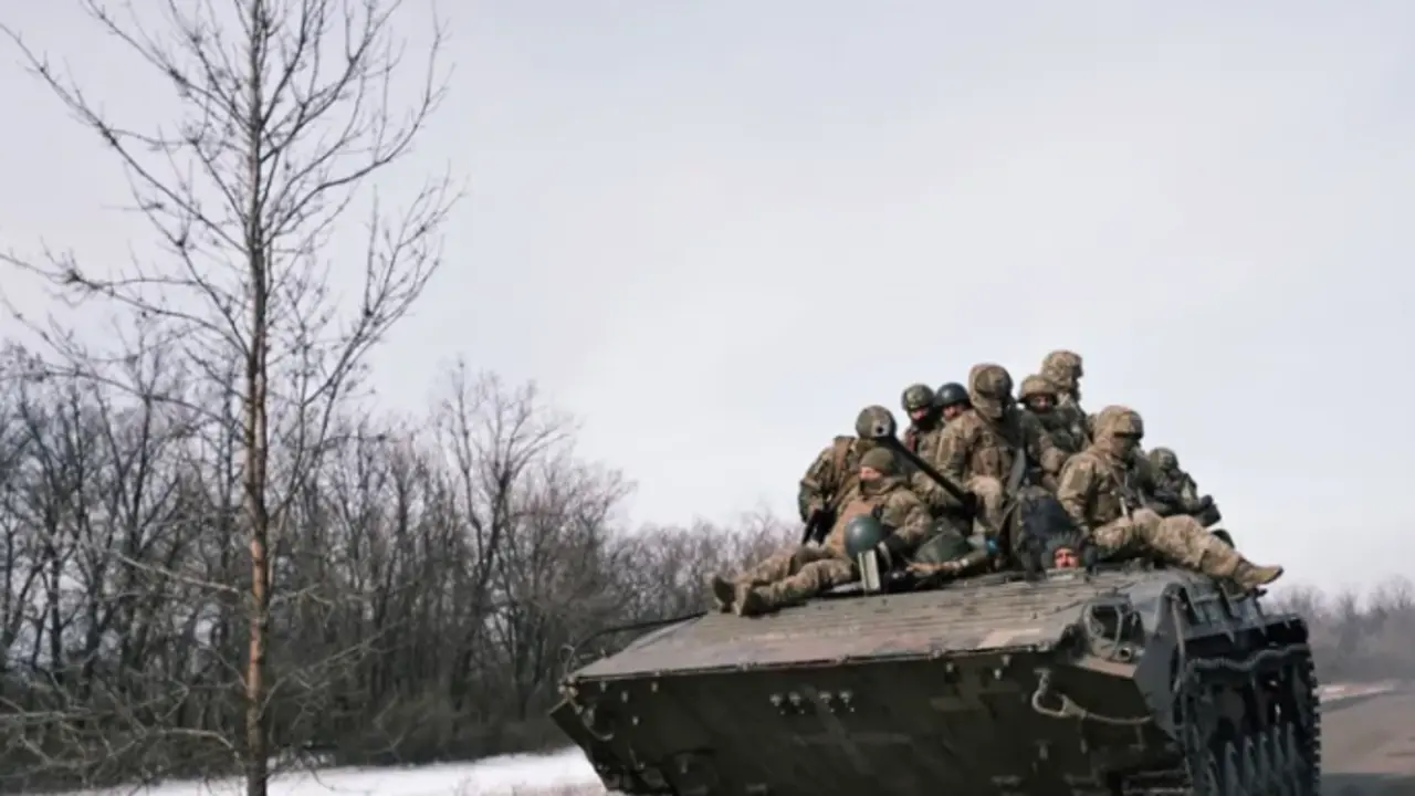 Militares ucranianos se desplazan en un tanque por una carretera en Bakhmut (Ucrania). EFE/EPA/George Ivanchenko