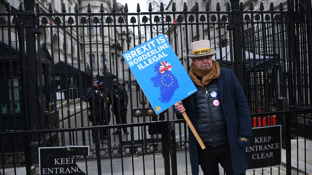 Una persona se manifiesta contra el Brexit. / ANDY RAIN