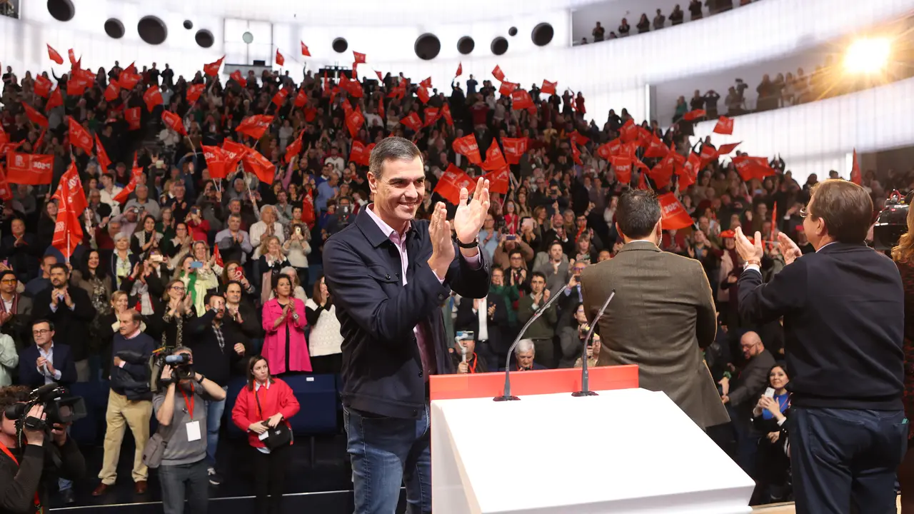El secretario general del PSOE y presidente del Gobierno, Pedro S&aacute;nchez, en la presentaci&oacute;n, este viernes, de Ricardo Cabezas como candidato socialista a la Alcald&iacute;a de Badajoz EFE/ Jero Morales