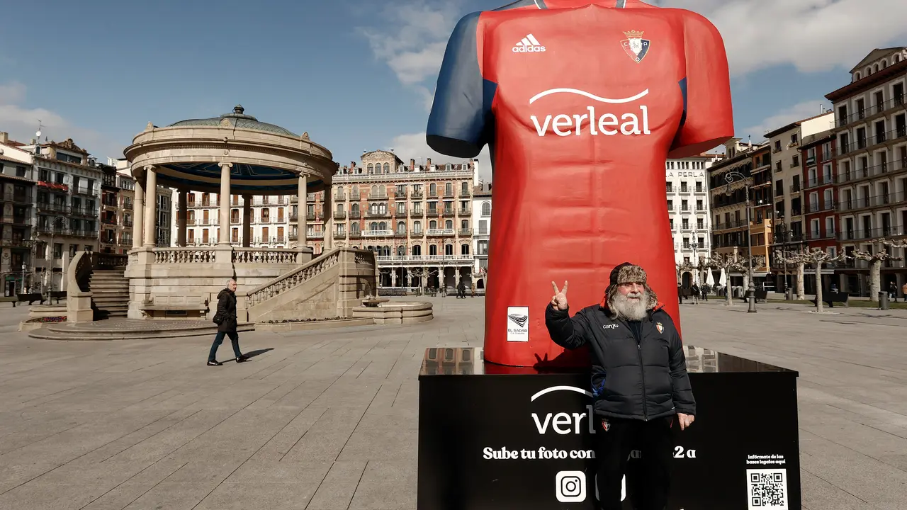 Una enorme camiseta de Osasuna con el dorsal n&uacute;mero 12 a la espalda y la palabra 'Jugamos' ha sido colocada en pleno coraz&oacute;n de Pamplona. / Jes&uacute;s Diges