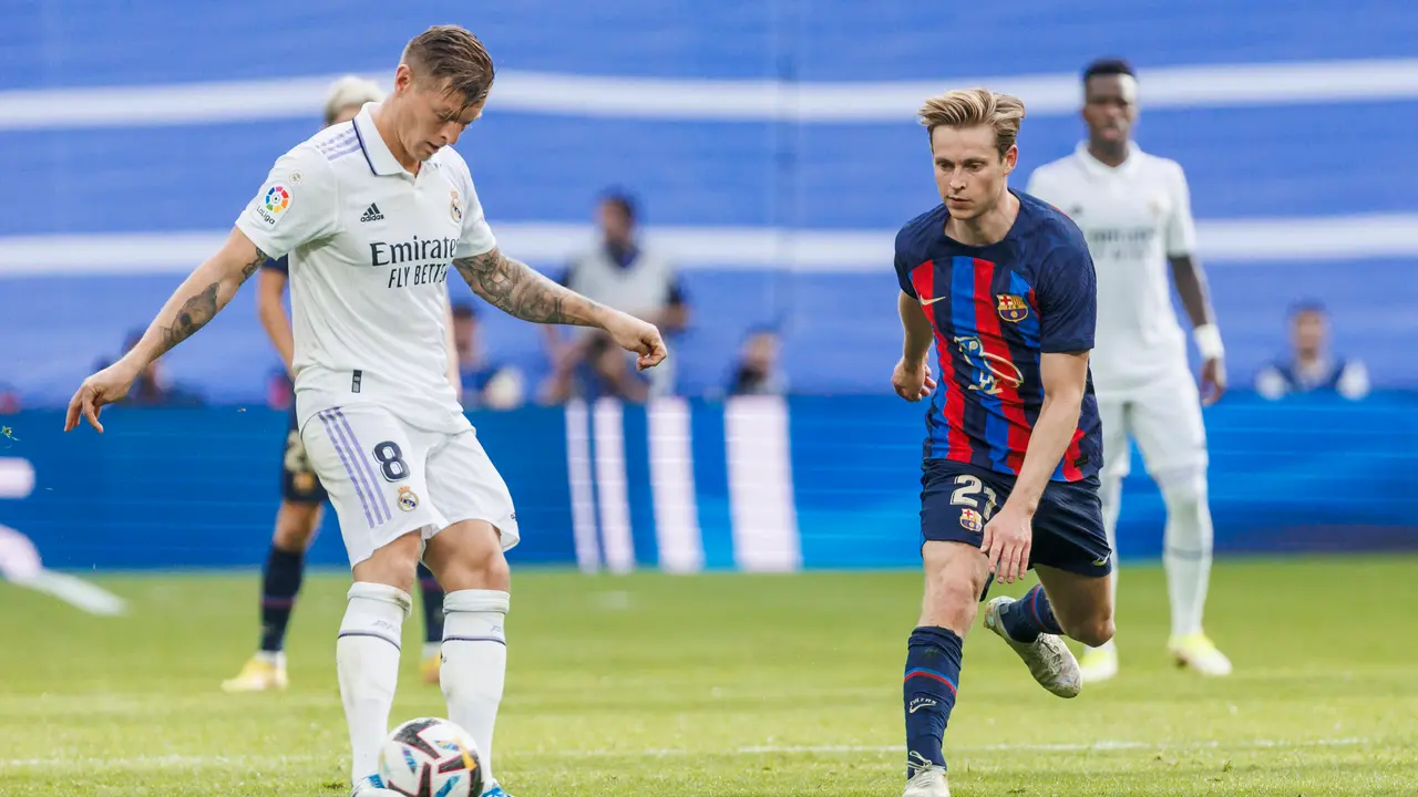 Toni Kroos, del Real Madrid, es presionado por Frenkie de Jong, del Barcelona. / Pablo Garc&iacute;a