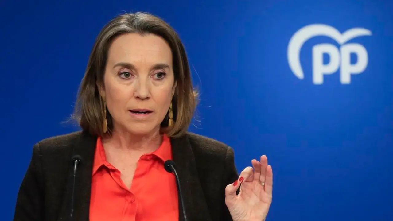 La secretaria general del PP, Cuca Gamarra, en rueda de prensa. EFE / Fernando Alvarado