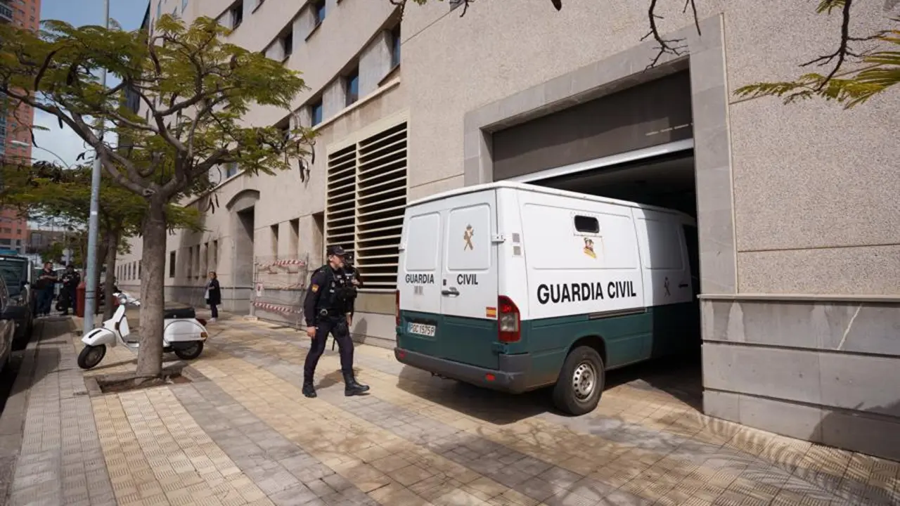 Un veh&iacute;culo de la Guardia Civil entra en el garaje de la Audiencia Provincial de Santa Cruz de Tenerife, donde se interrogaban a implicados en el caso 'Mediador'. EFE / Ram&oacute;n de la Rocha