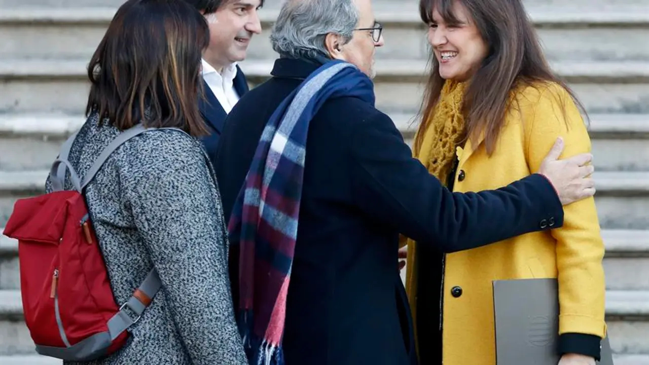 La presidenta suspendida del Parlament, Laura Borr&agrave;s, saluda al expresidente de la Generalitat Quim Torra a su llegada al Tribunal Superior de Justicia de Catalu&ntilde;a. EFE / Andreu Dalmau
