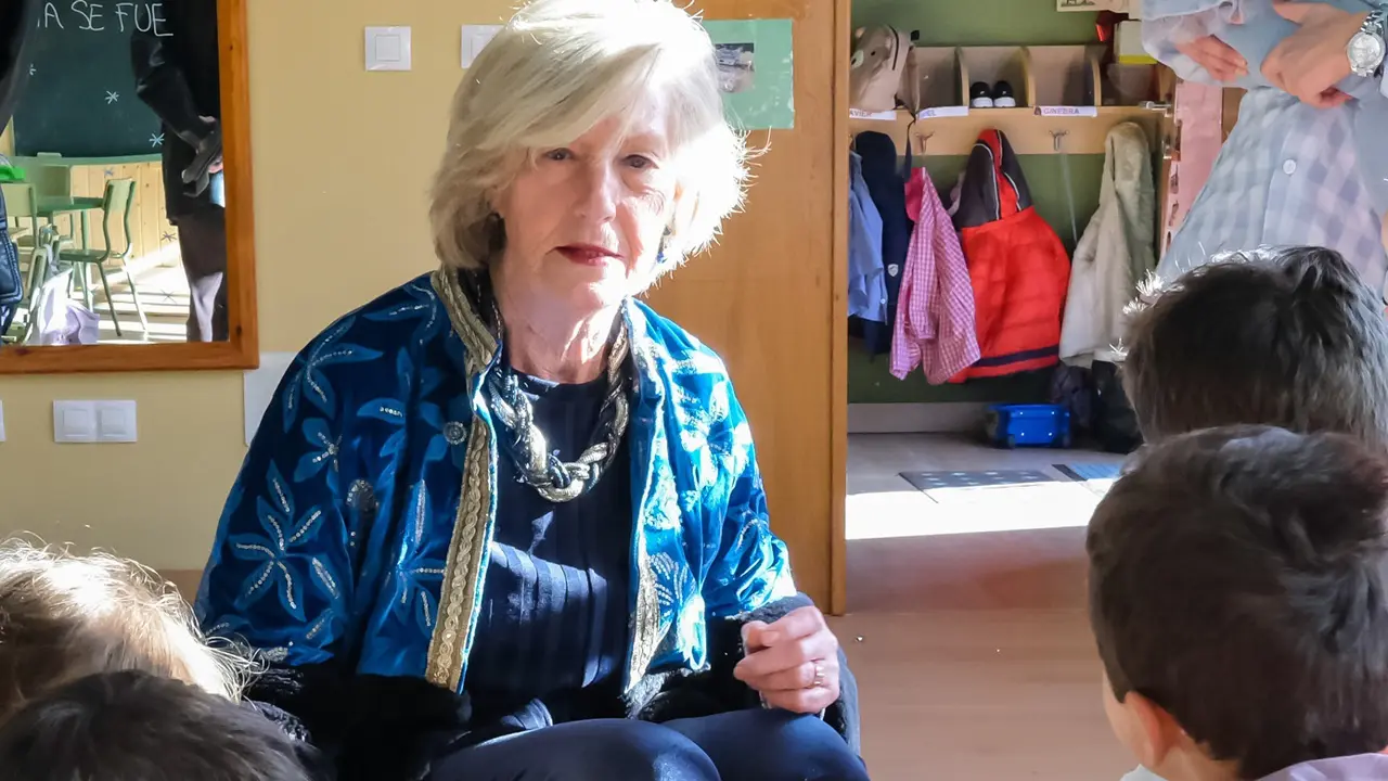 La consejera de Educaci&oacute;n y Formaci&oacute;n Profesional, Marina Lomb&oacute;, visita un colegio. / Ra&uacute;l Lucio