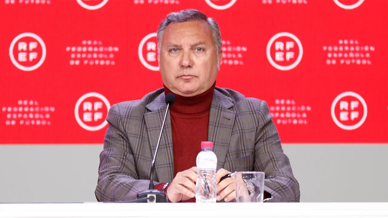 Luis Medina Cantalejo, atiende a la prensa tras el esc&aacute;ndalo del Caso Negreira. /  AFP7