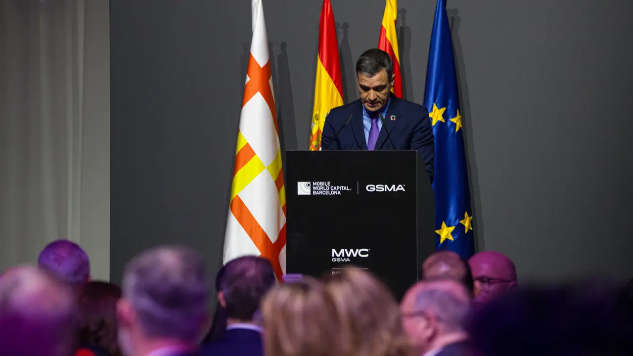 El presidente del Gobierno, Pedro S&aacute;nchez, interviene durante la cena oficial del MWC Barcelona 2023. / Lorena Sop&ecirc;na