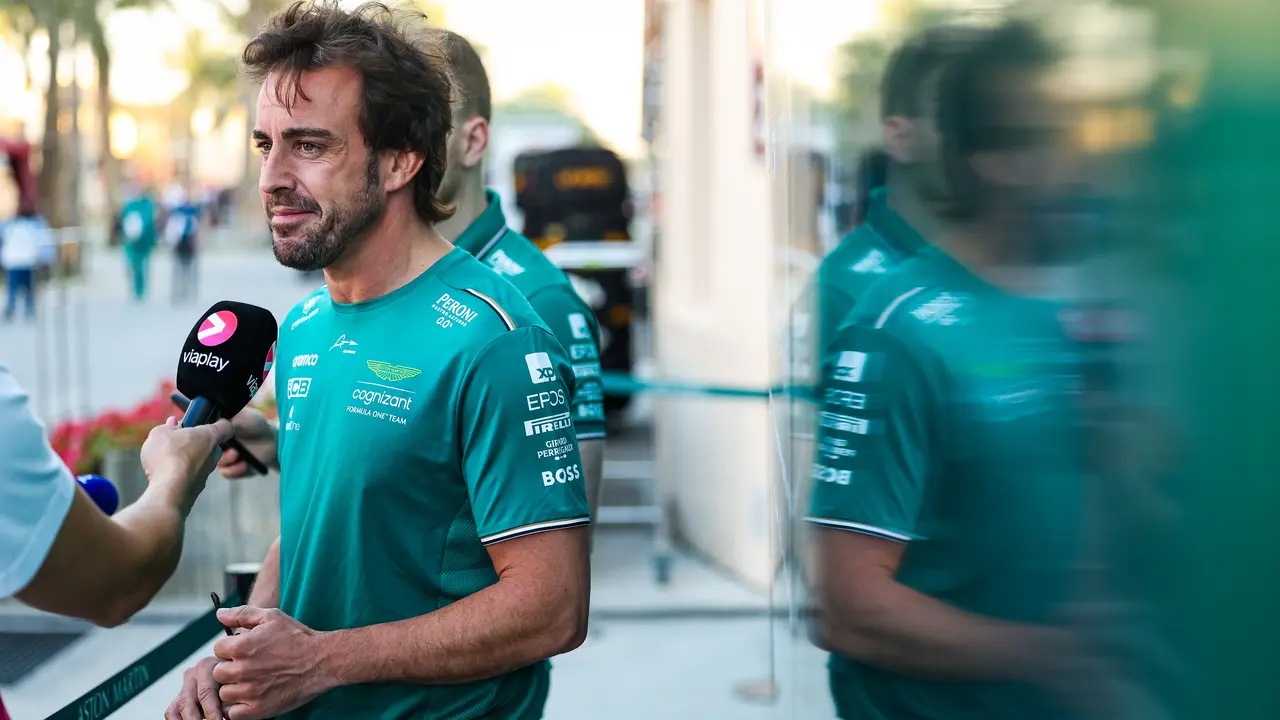 Fernando Alonso, da declaraciones a las prensa. / Florent Gooden
