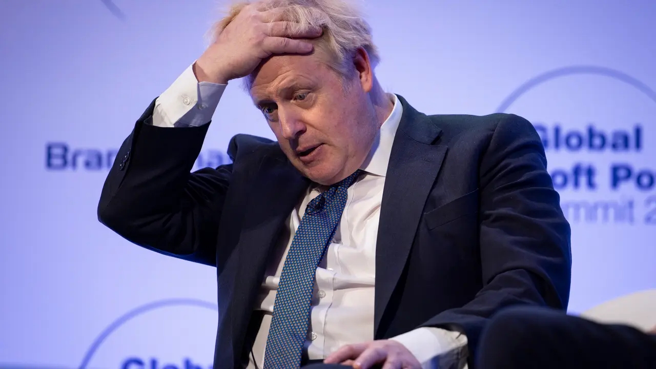 El ex primer ministro brit&aacute;nico Boris Johnson habla en Global Soft Power Summit 2023 de Londres, este jueves. EFE/EPA /TOLGA AKMEN