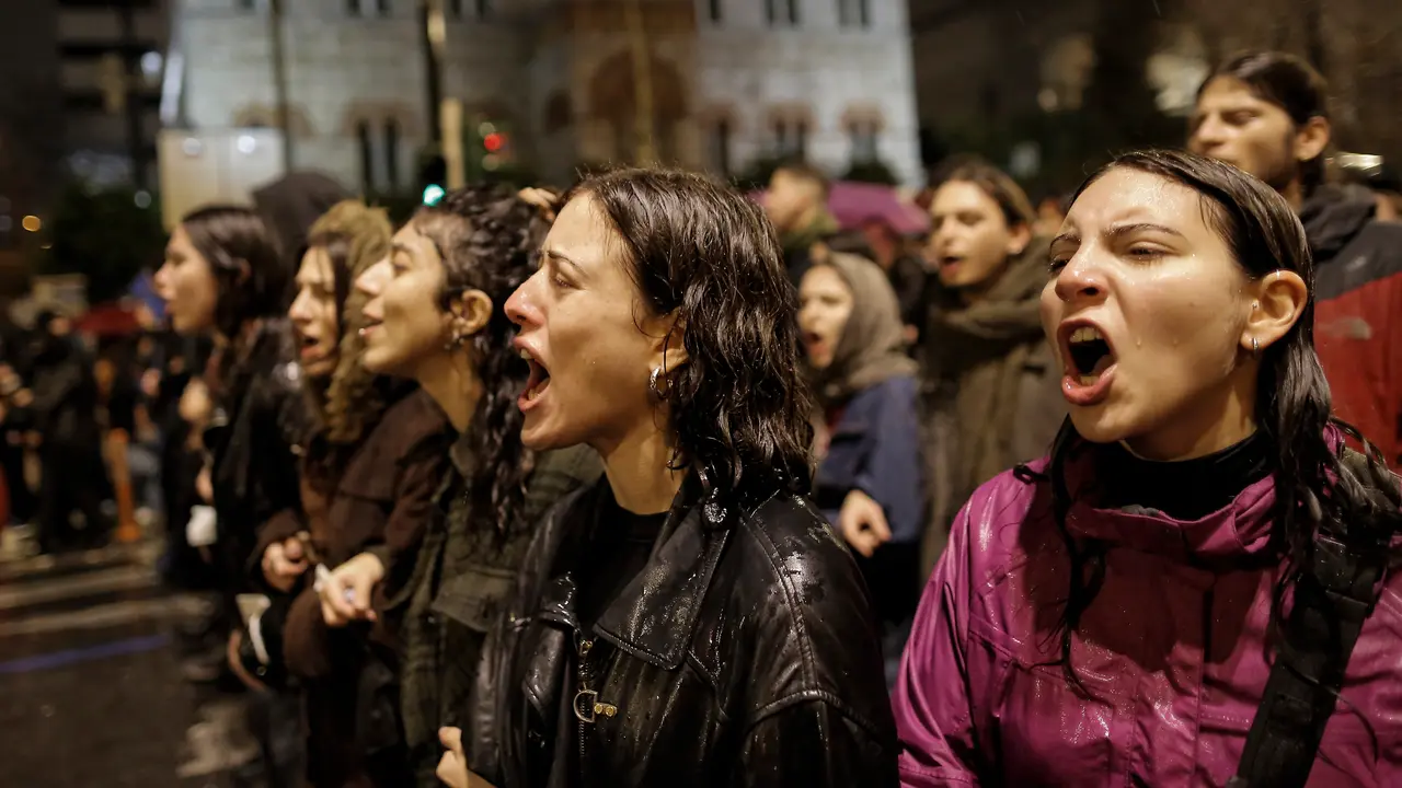 J&oacute;venes gritan consignas durante una marcha de protesta en Atenas este jueves por el mortal accidente de tren en el centro de Grecia. EFE/EPA/KOSTAS TSIRONIS