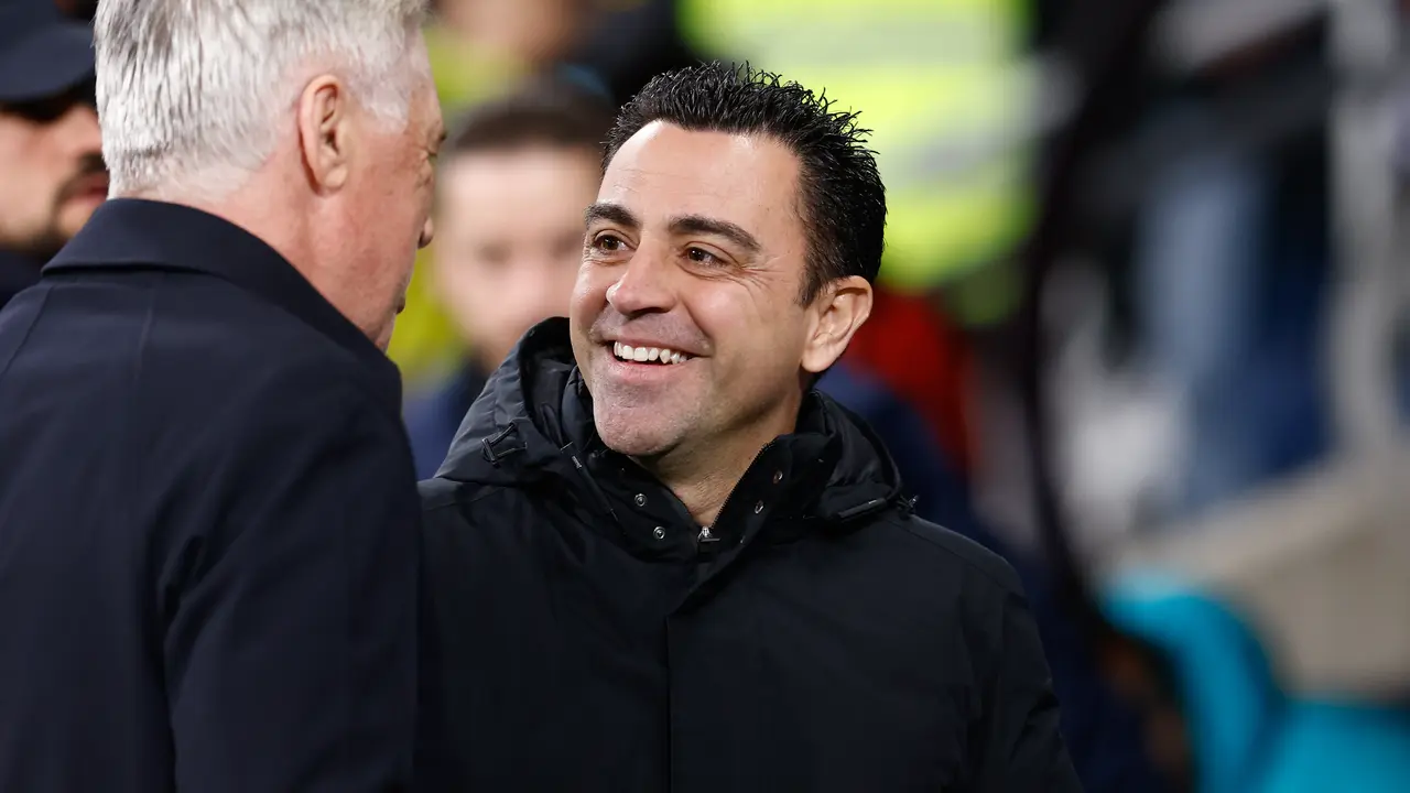Xavi Hernandez, entrenador del Barcelona, saluda al t&eacute;cnico del Real Madrid, Carlo Ancelotti, antes del comienzo del partido entre los blancos y los blaugrana. /  AFP7