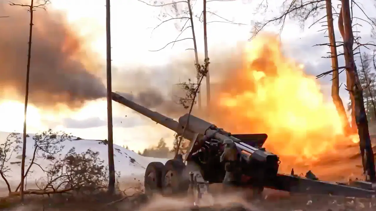 Un ca&ntilde;&oacute;n de campa&ntilde;a 2A36 Giatsint-B de 152 mm disparado en un lugar no revelado en la regi&oacute;n de Zaporizhzhia, Ucrania. / EFE