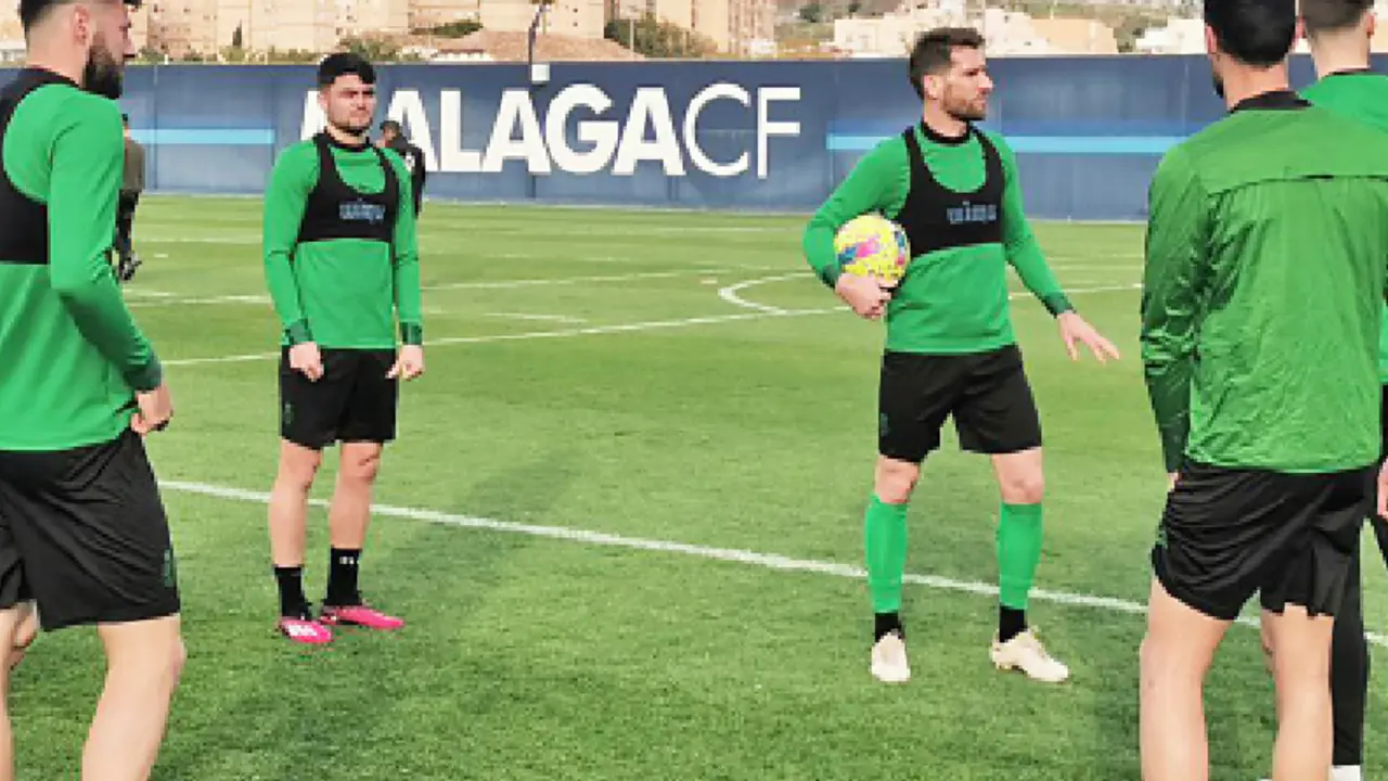 El Racing realiza su &uacute;ltimo entrenamiento antes del partido contra el M&aacute;laga, en el anexo de La Rosaleda. / RRC