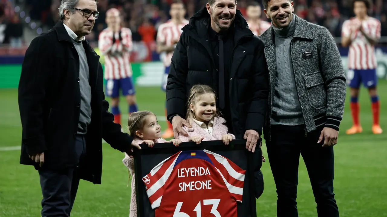 - El entrenador del Atl&eacute;tico de Madrid, Diego Simeone, recibe un homenaje por su r&eacute;cord de 613 partidos dirigiendo al equipo rojiblanco, al inicio del partido de Liga en Primera Divisi&oacute;n que Atl&eacute;tico de Madrid y Sevilla CF disputaron en el Civitas Metrpolitano, / Sergio P&eacute;rez