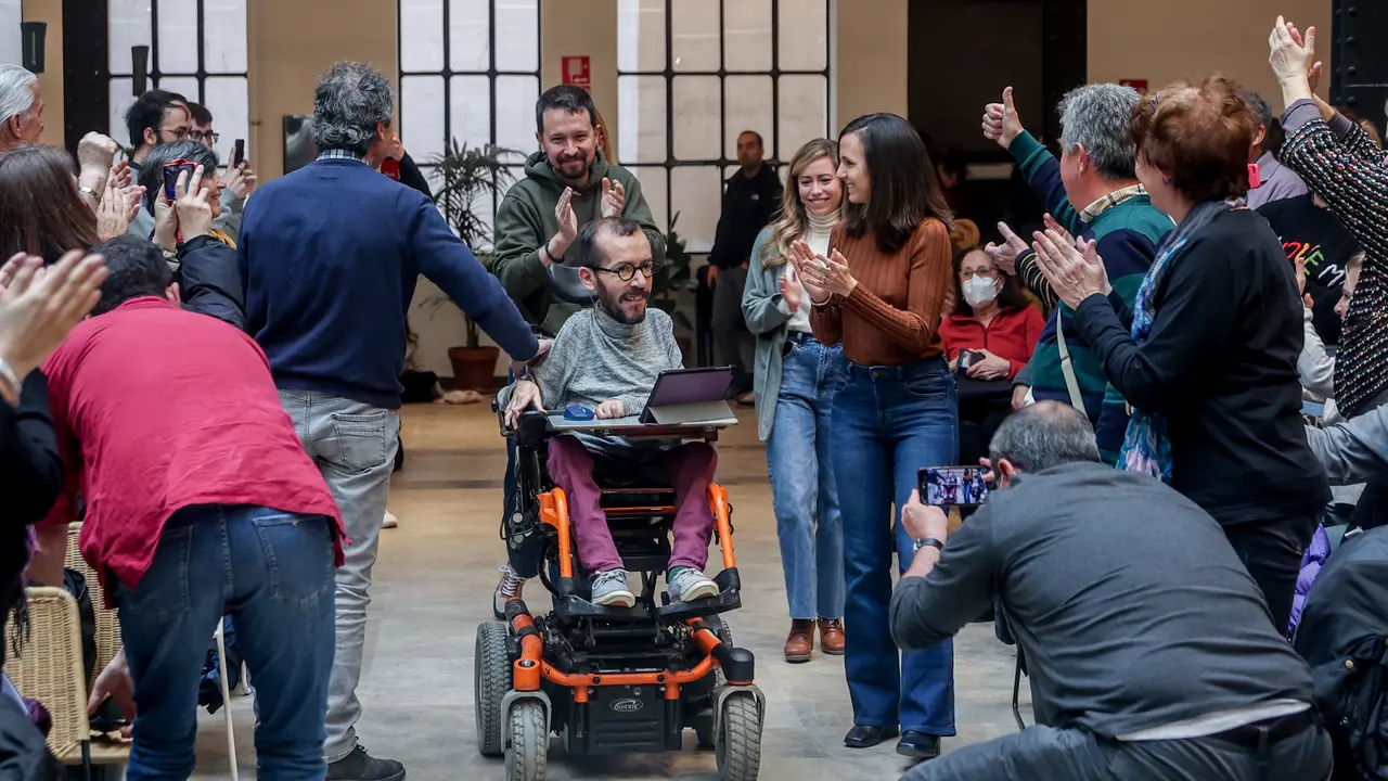 El portavoz parlamentario de Unidas Podemos en el Congreso, Pablo Echenique (c); llega acompa&ntilde;ado de la secretaria general de Podemos y ministra de Derechos Sociales y Agenda 2030, Ione Belarra (d); y el exvicepresidente segundo del Gobierno, Pablo Iglesias; durante la presentaci&oacute;n del primer libro de Echenique, &lsquo;Memorias de un piloto de combate&rsquo;, en el Espacio Larra, a 5 de marzo de 2023, en Madrid leer m&aacute;s (Espa&ntilde;a). En &lsquo;Memorias de un piloto de combate&rsquo;, publicado por la editorial independiente Arpa Editores, Echenique relata su trayectoria vital y pol&iacute;tica, as&iacute; como los principales acontecimientos que han marcado Podemos o la conformaci&oacute;n del Gobierno de coalici&oacute;n. / Alerta