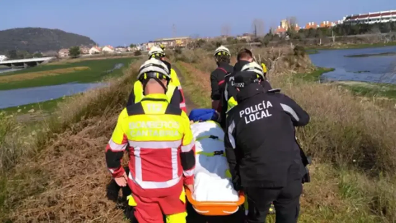 Bomberos rescatan a un hombre tras caerse en las Marismas de Santo&ntilde;a. / 112