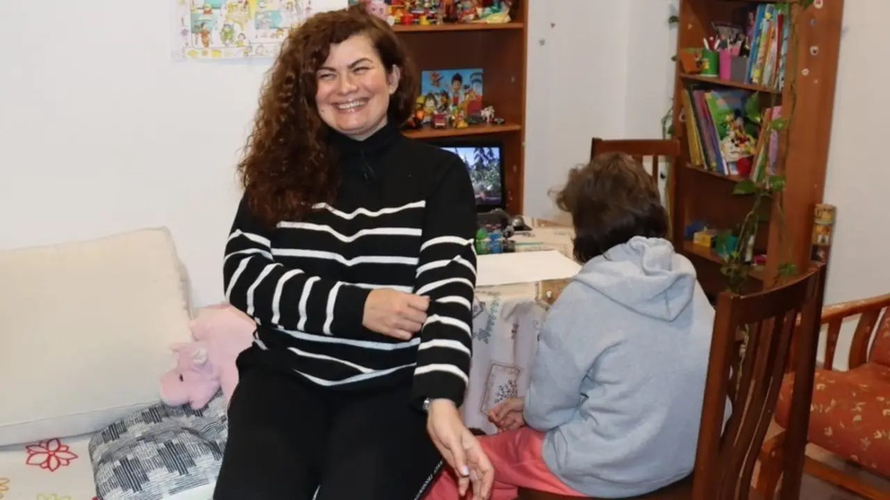 Olesya Savelieva y su hija Lisa, procedentes de Ucrania. Viven ahora en Alicante, gracias a C&aacute;ritas Orihuela. / Alerta