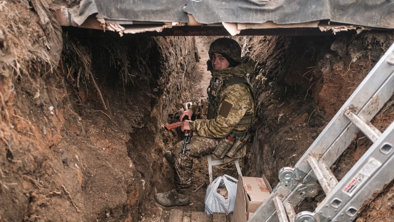 Un militar ucraniano reacciona en una zanja cerca de la ciudad de Bajmut en el &aacute;rea de Donetsk, Ucrania, el 31 de diciembre de 2022. / GEORGE IVANCHENKO