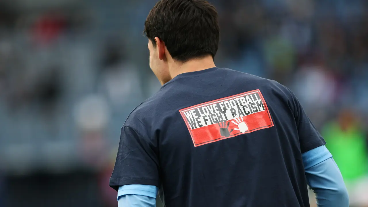 Jugador del Lazio porta una camiseta condenando el racismo. / Federico Proietti