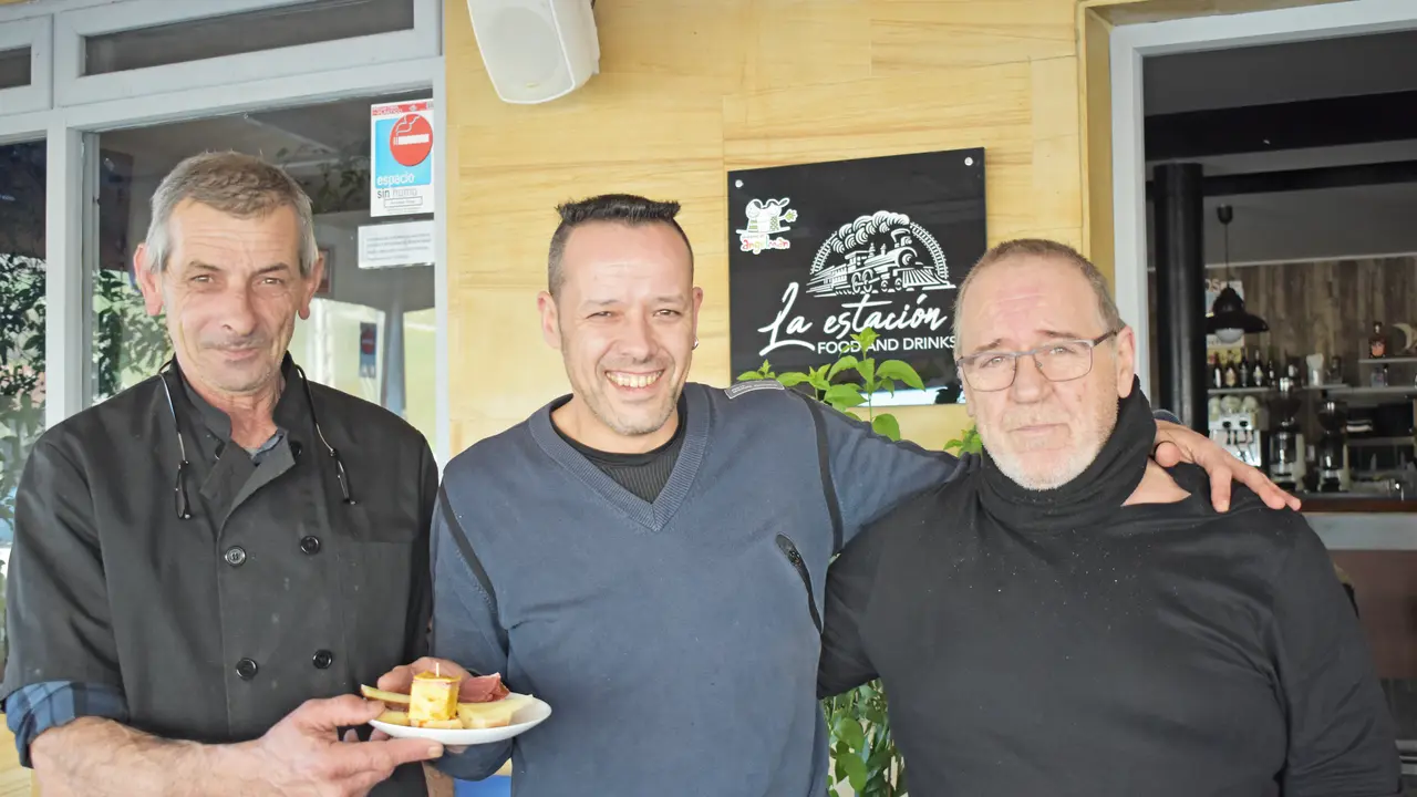 El camarero, a su (d); Javier Guiribitey, en el centro; y el coraz&oacute;n de la cocina (i). / s. d&iacute;az