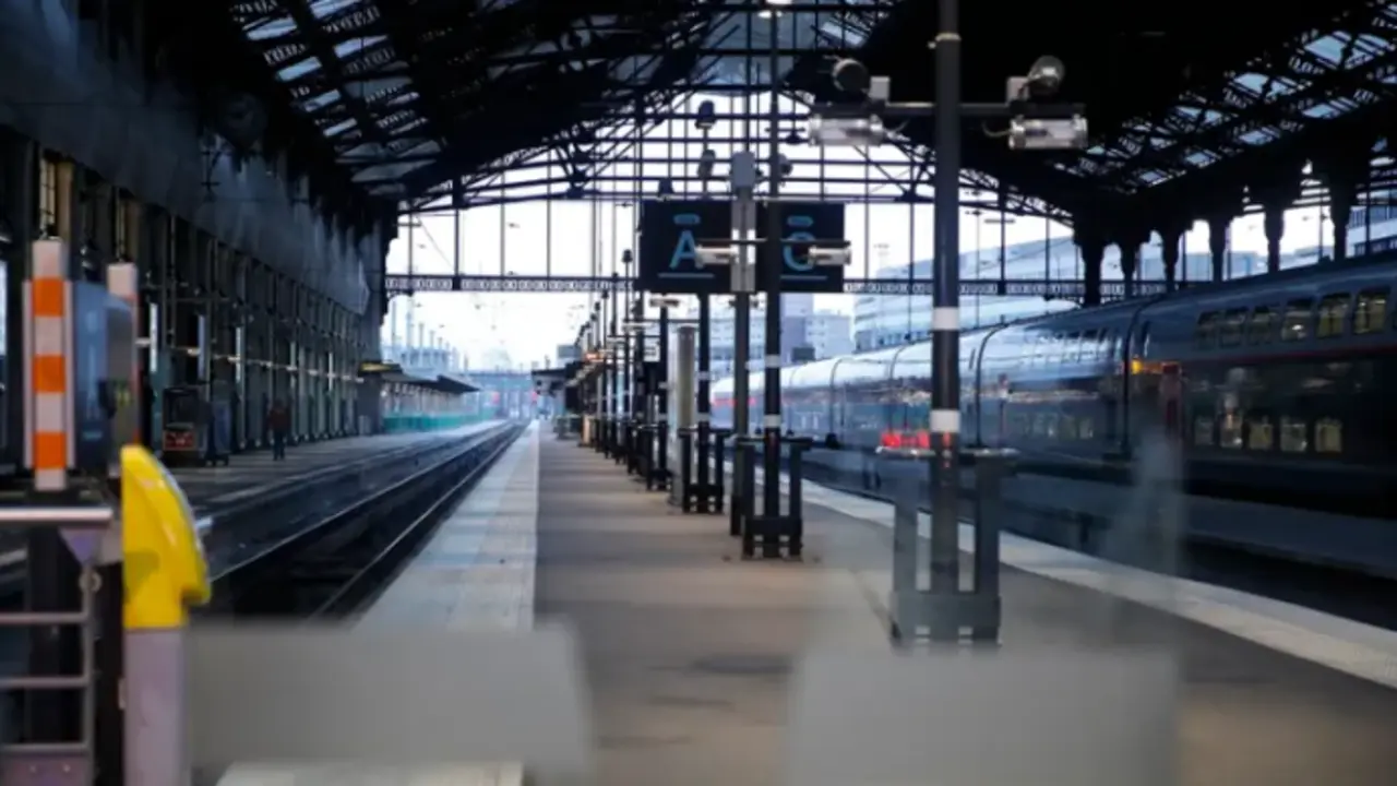 La estaci&oacute;n Gare de Lyon en medio de una interrupci&oacute;n en los servicios de trenes durante una huelga en Francia. EFE/EPA/Teresa Su&aacute;rez/Archivo