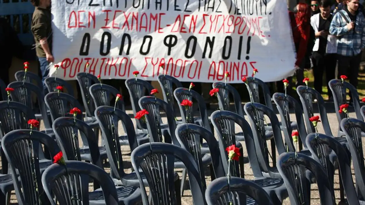 57 sillas colocadas por activistas fuera del Ministerio de Transporte conmemoran a las 57 v&iacute;ctimas del accidente de tren m&aacute;s mort&iacute;fero de Grecia, en Atenas este lunes. EFE/EPA/ORESTIS PANAGIOTOU