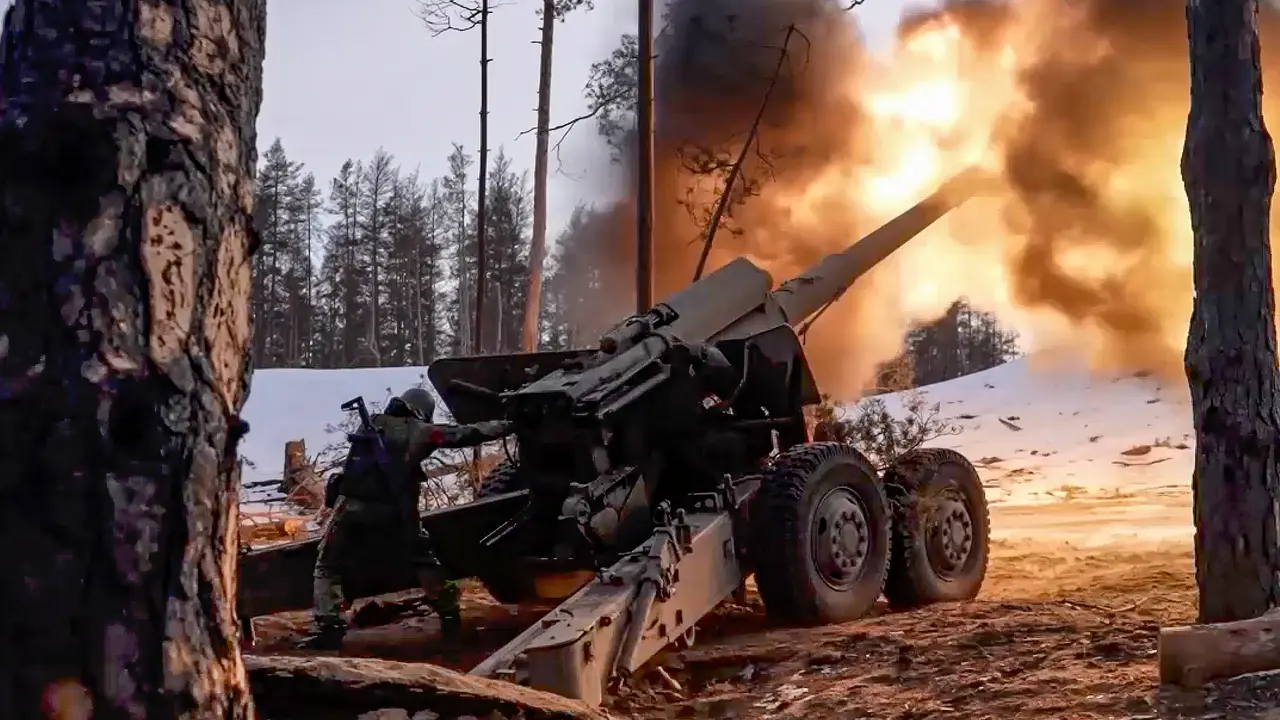 Una imagen tomada de un video publicado el 4 de marzo de 2023 por el servicio de prensa del Ministerio de Defensa de Rusia muestra un ca&ntilde;&oacute;n dispara un lugar no revelado en la regi&oacute;n de Zaporiyia, en Ucrania. / EFE