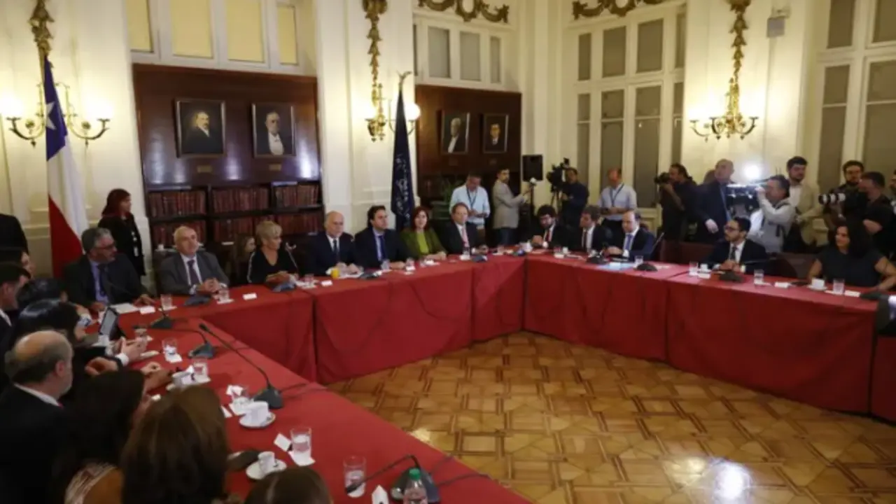 El presidente del Senado, &Aacute;lvaro Elizalde (c-i), el presidente de la C&aacute;mara de Diputados, Vlado Mirosevic (c-d), la vicepresidenta del Senado, Luz Ebensperger (3-i), y la vicepresidenta de la C&aacute;mara de Diputados, Catalina P&eacute;rez (2-d), se re&uacute;nen hoy con los 24 expertos designados para elaborar un borrador de nueva Constituci&oacute;n, en Santiago (Chile). EFE/ Elvis Gonz&aacute;lez