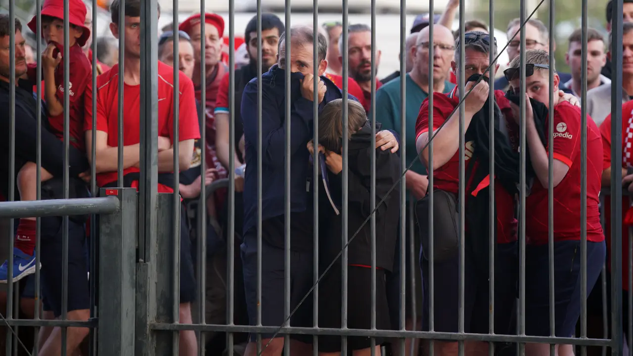 Los aficionados tuvieron dificultades de acceso al estadio por los incidentes que se produjeron antes del partido entre el Real Madrid y el Liverpool. / Peter Byrne