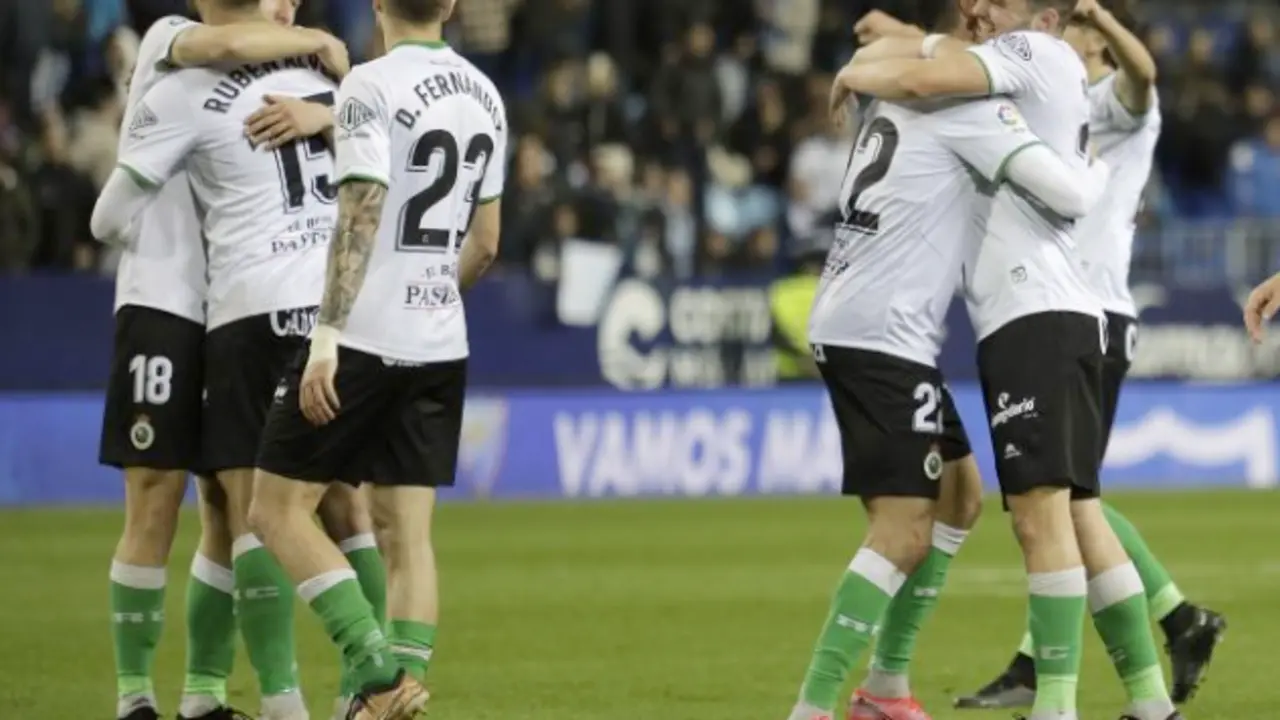 Jugadores del Racing celebrando la victoria sobre el M&aacute;laga. / laliga
