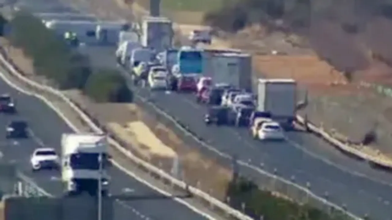 Corte de la A-31, km 52 (sentido Madrid) tras el vuelco de un autob&uacute;s en el que viajan menores en La Gineta. / 112