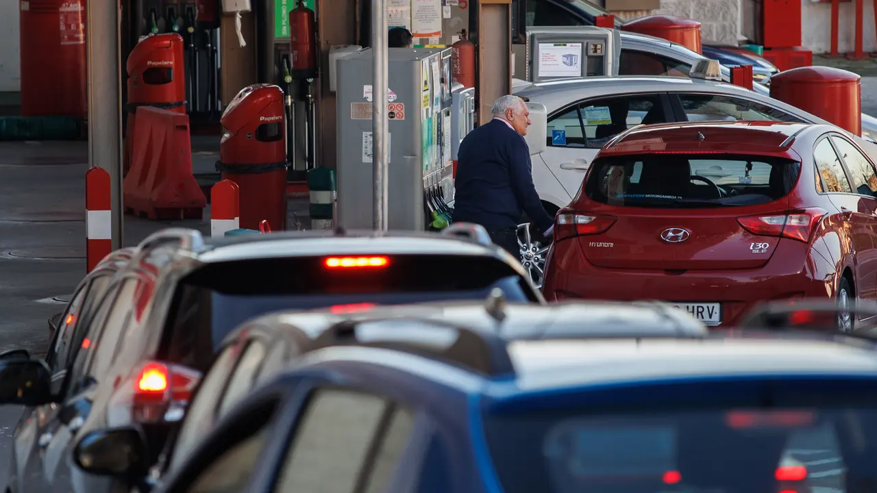 Un hombre repostando en una gasolinera. / Alerta