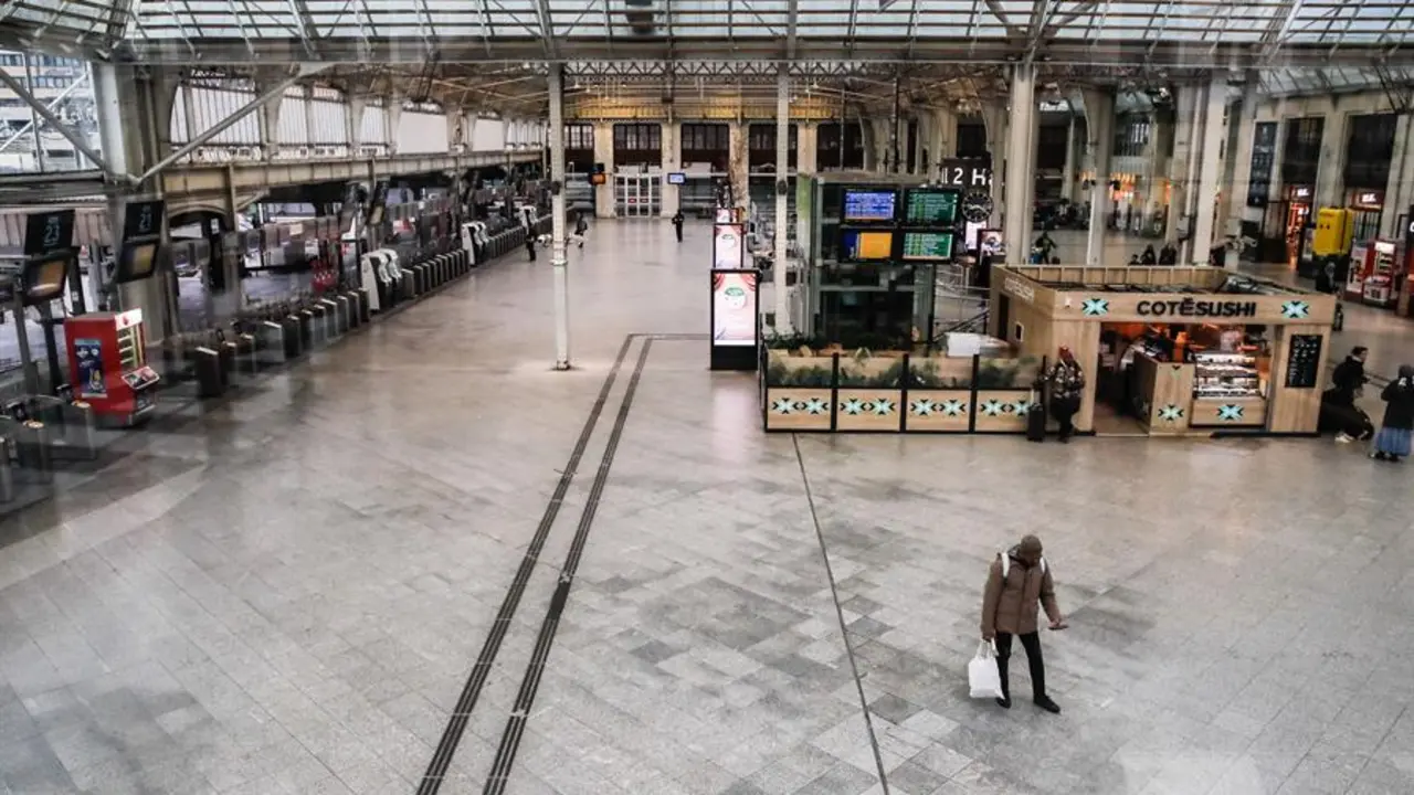 Imagen de la estaci&oacute;n de ferrocarril de Lyon este martes. /TERESA SUAREZ