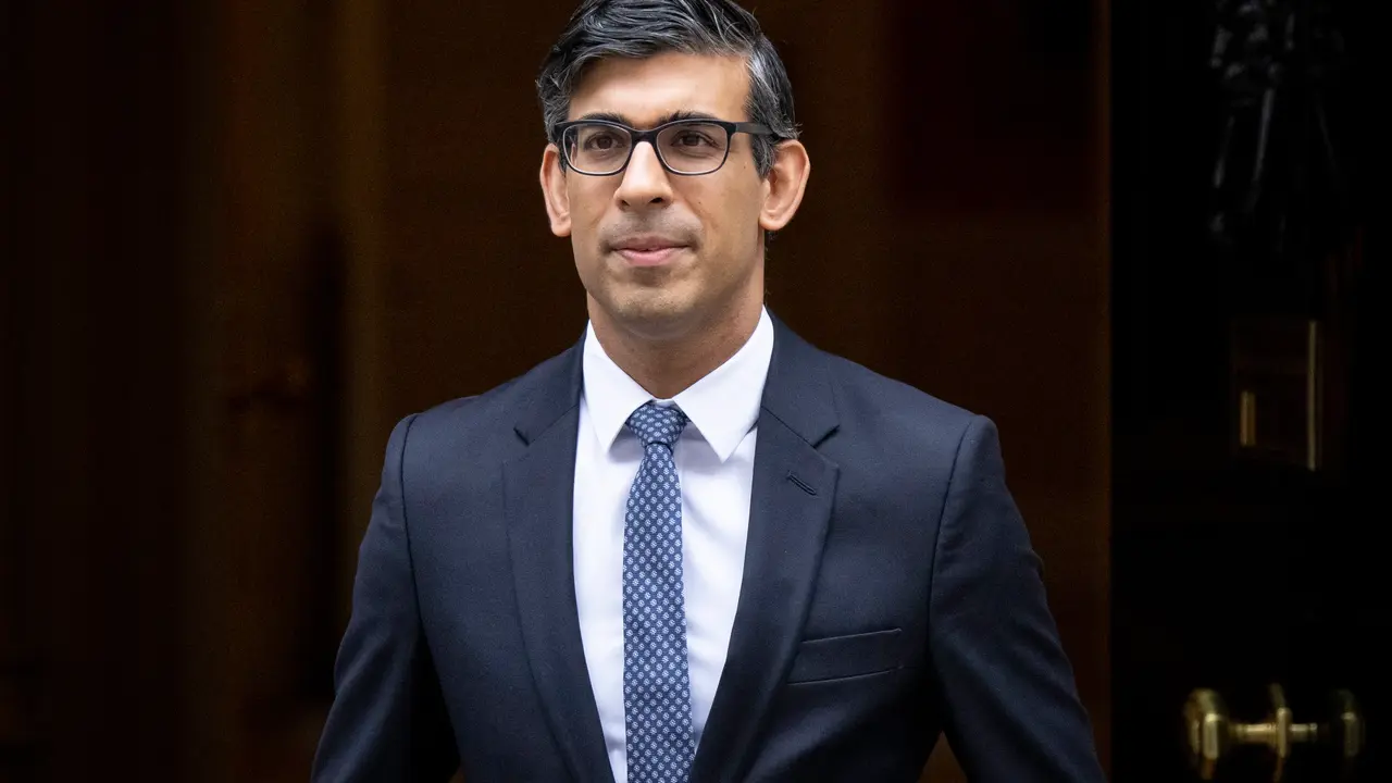 El primer ministro brit&aacute;nico, Rishi Sunak, sale de su residencia oficial en el n&uacute;mero 10 de Downing Street en Londres el pasado 1 de marzo. / TOLGA AKMEN