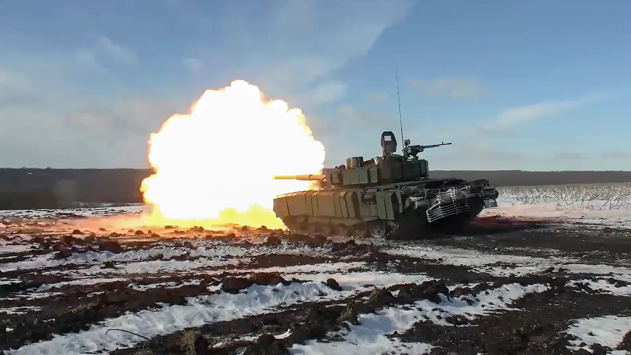 Una imagen tomada de un video publicado este 7 de marzo muestra un tanque de batalla ruso T-90 disparando contra un lugar no revelado en la regi&oacute;n de Donetsk, en Ucrania. EFE