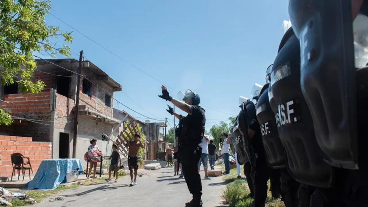 a Polic&iacute;a de la provincia de Santa Fe llega para controlar el saqueo y ataque a una residencia. / ranco Trovato Fuoco
