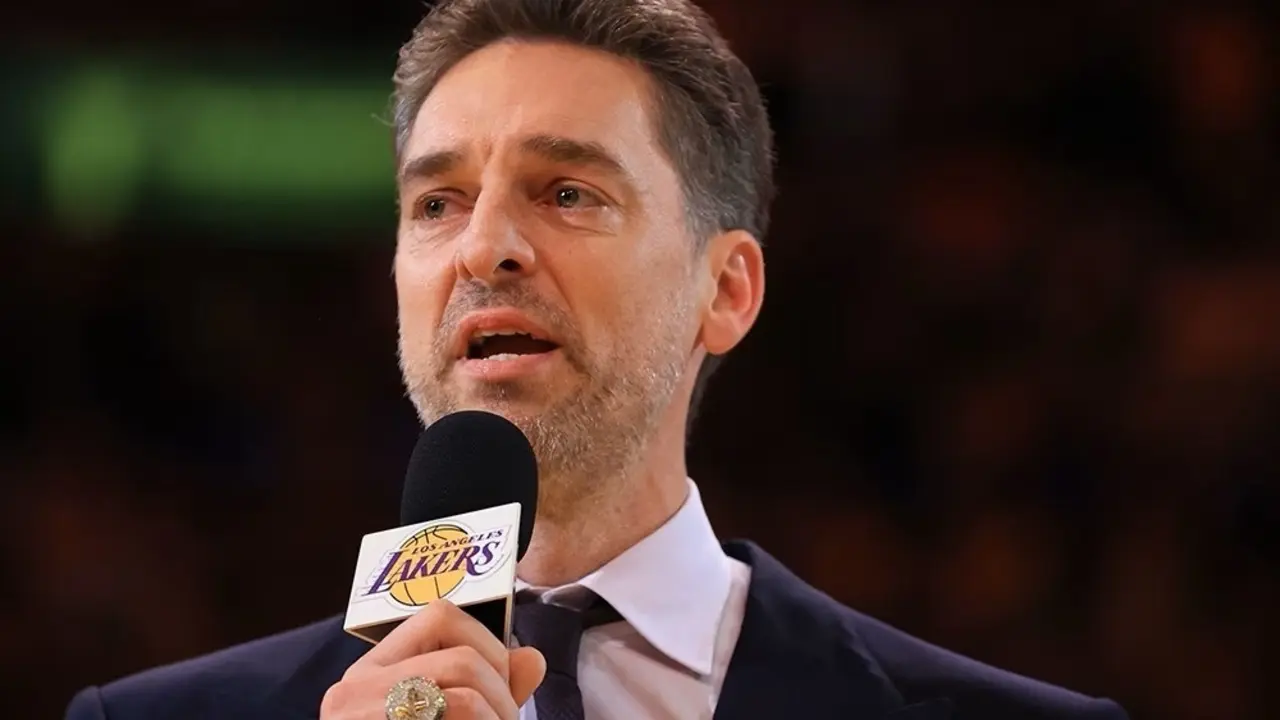 El exjugador espa&ntilde;ol Pau Gasol en su discurso en el Crypto.Com Arena de los Lakers tras ser retirada su camiseta y dorsal '16'. / ABIGAIL FIELD
