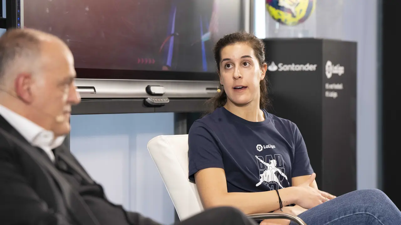 La jugadora de b&aacute;dminton Carolina Mar&iacute;n y el presidente de LaLiga, Javier Tebas. / LALIGA