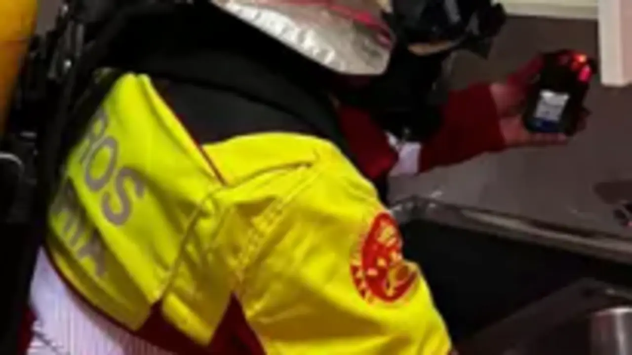 Un bombero durante la intervenci&oacute;n. / 112