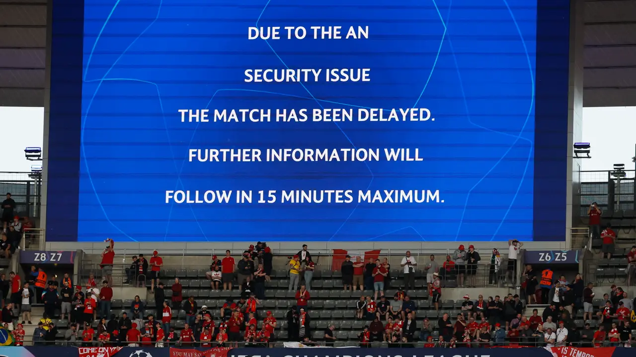 Imagen de los videomarcadores del Estadio de Francia anunciando el retraso del encuentro de la final de la Liga de Campeones que disputaron el pasado 28 de mayo el Real Madrid y Liverpool, en Par&iacute;s. / Juanjo Mart&iacute;n.