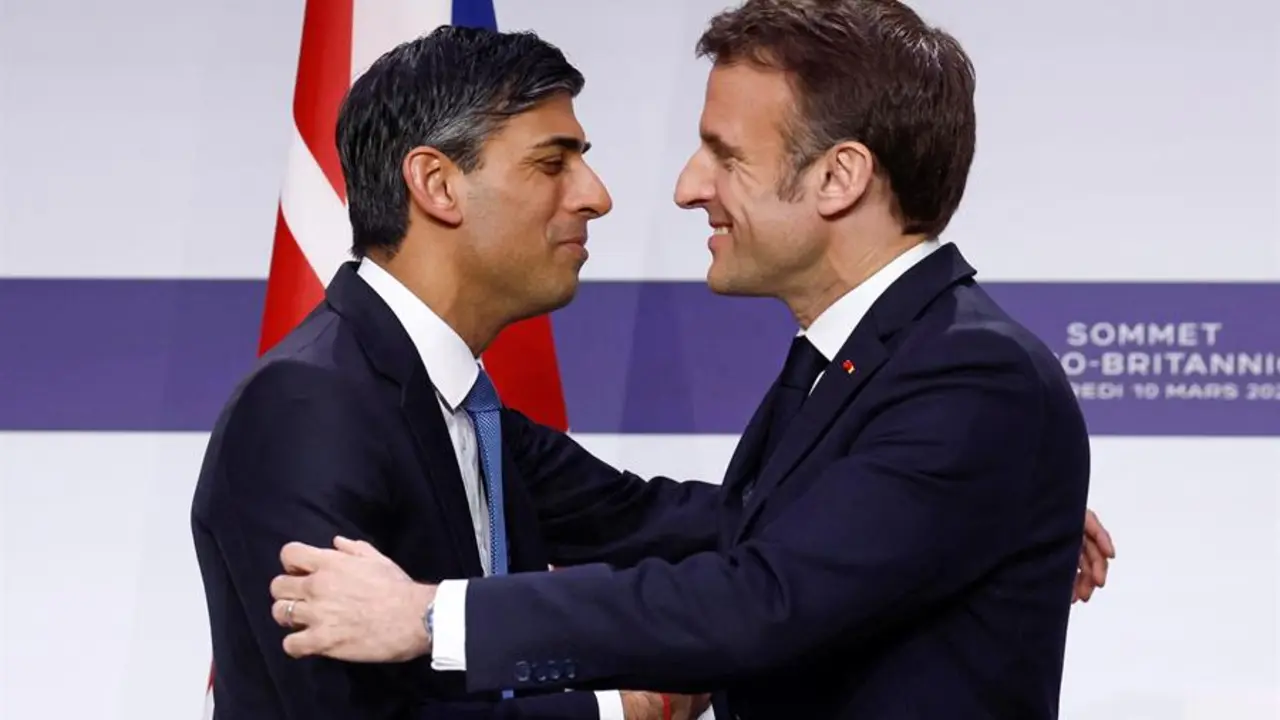 El presidente franc&eacute;s, Emmanuel Macron (d), y el primer ministro brit&aacute;nico, Rishi Sunak, se abrazan en una rueda de prensa conjunta este viernes en Par&iacute;s. / GONZALO FUENTES