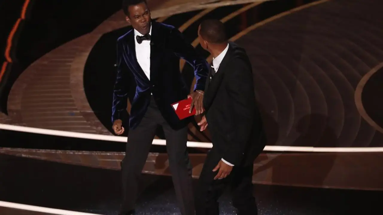 Fotograf&iacute;a de archivo fechada el 28 de marzo de 2022 que muestra al actor Will Smith (d) mientras abofetea al presentador de la gala Chris Rock (i) durante la 94&ordf; ceremonia anual de los Premios de la Academia de Cine estadounidense en el Dolby Theatre de Hollywood, Los &Aacute;ngeles, California (Estados Unidos). / Etienne Laurent