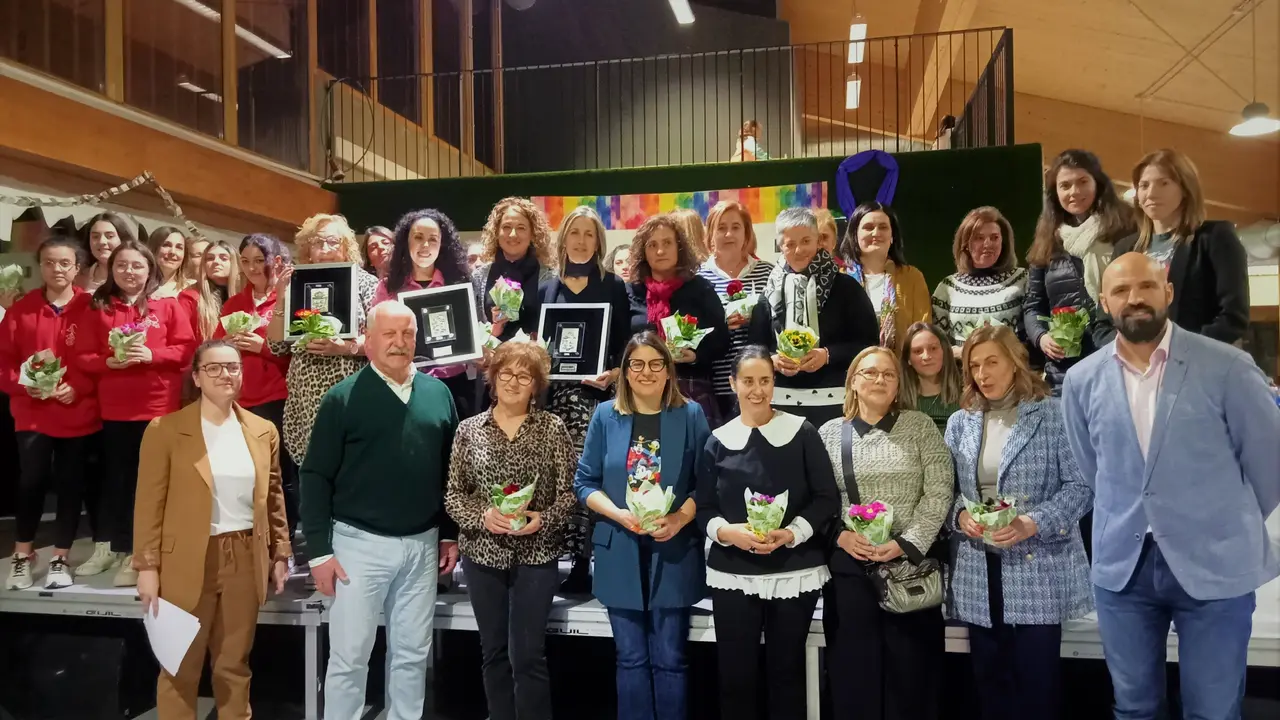 Reinosa reconoce el papel de la mujer en la difusi&oacute;n y conservaci&oacute;n del folclore