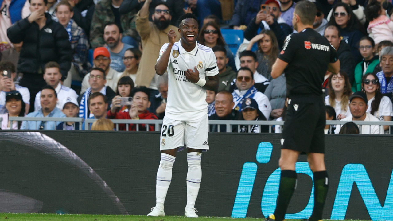 El delantero brasile&ntilde;o del Real Madrid, Vinicius Jr (c) se queja al &aacute;rbitro durante el partido de LaLiga entre Real Madrid y RCD Espanyol disputado en el Santiago Bernab&eacute;u en Madrid. / Rodrigo Jim&eacute;nez