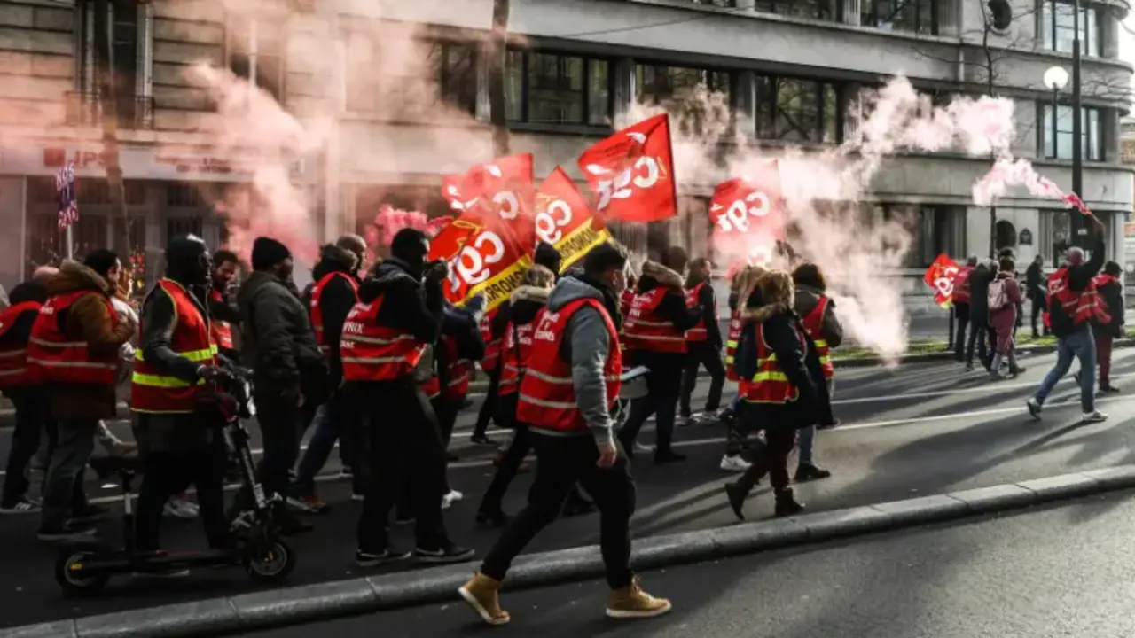 Manifestantes el pasado jueves una protesta contra el plan del Gobierno de reformar el sistema de pensiones en Francia. / Mohammed Badra