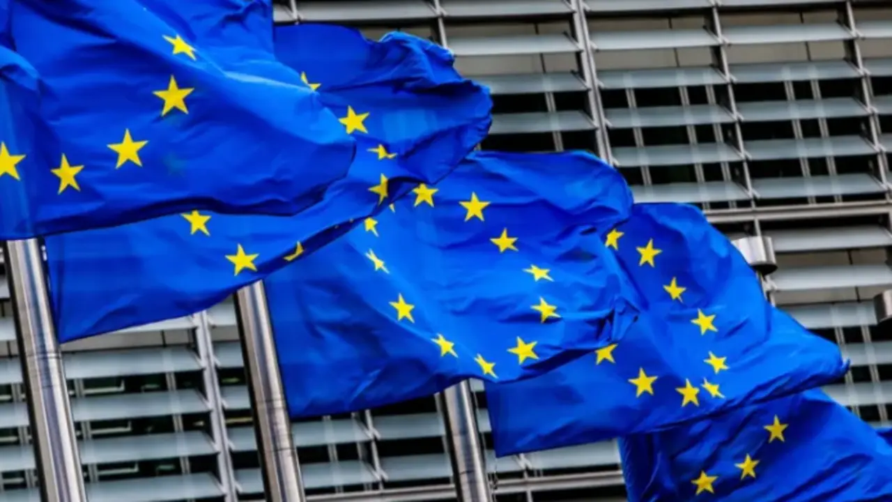 Banderas de la Uni&oacute;n Europea ante la sede de la Comisi&oacute;n Europea en Bruselas en una imagen de archivo. / Stephanie Lecocq
